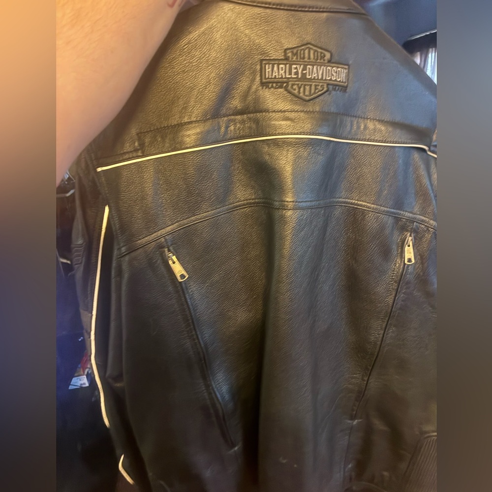 Harley-Davidson Black leather Riding Jacket with. Zipper air vents  380$ obo